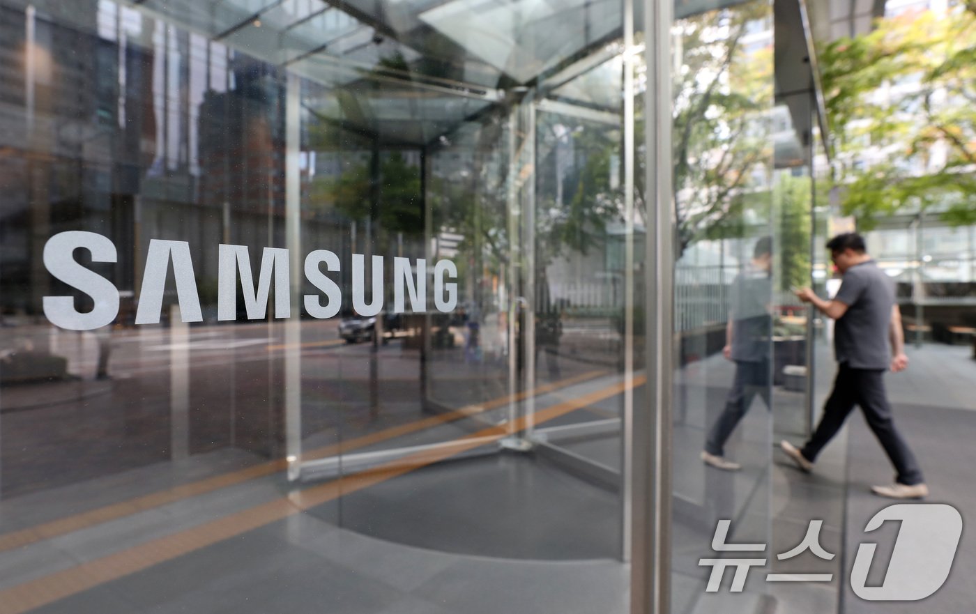 본문 이미지 - 31일 삼성전자 서초사옥에서 관계자가 드나들고 있다. 2024.7.31/뉴스1 ⓒ News1 박세연 기자