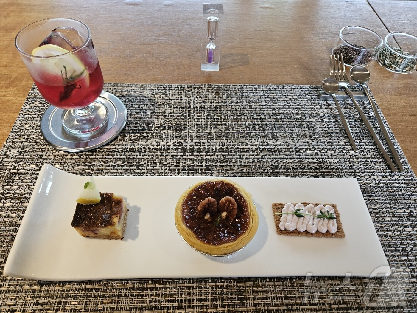 본문 이미지 - 티퍼런스 티마카세 진행 모습. 웰컴티와 수제 디저트 3종.ⓒ 뉴스1/김진희 기자.