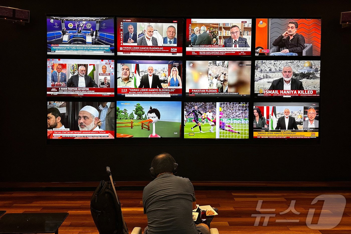 본문 이미지 - 31일(현지시간) 튀르키예 이스탄불에서 한 사람이 하마스 정치 지도자 이스마일 하니예가 피살당했다는 소식이 나오는 여러 TV 화면을 보고 있다. 2024.07.31. ⓒ 로이터=뉴스1 ⓒ News1 김종훈 기자