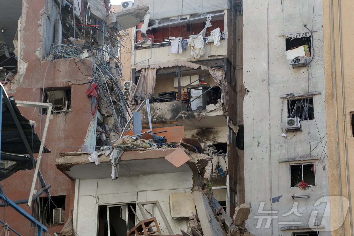 본문 이미지 - 31일(현지시간) 이스라엘이 레바논 베이루트 남부 교외 지역을 공습으로 건물이 무너져 철근이 밖으로 드러났다. 2024.07.31. ⓒ 로이터=뉴스1 ⓒ News1 김종훈 기자