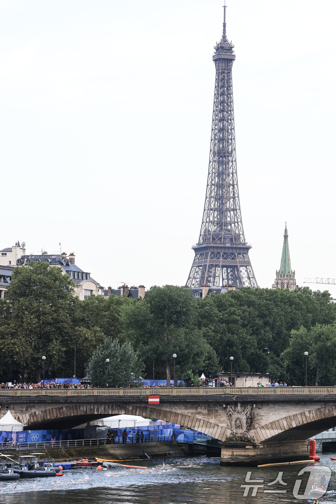 본문 이미지 - 31일 오후(한국시간) 프랑스 파리 알렉상드르 3세 다리에서 트라이애슬론 여자 개인 경기가 펼쳐지고 있다. 2024.7.31/뉴스1 ⓒ News1 박정호 기자
