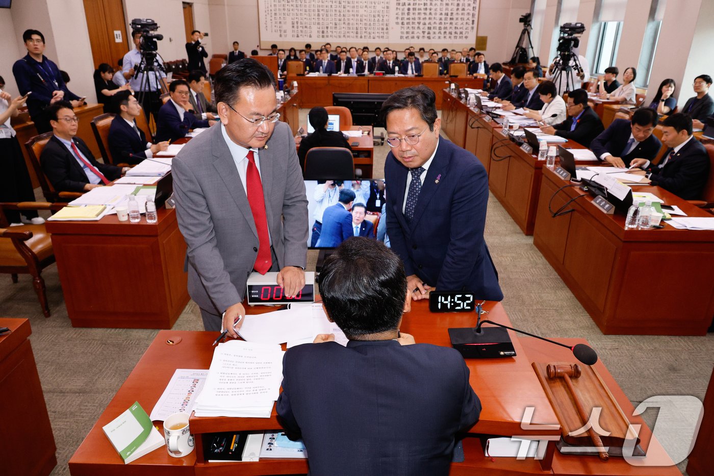 정청래 국회 법제사법위원장이 31일 오후 서울 여의도 국회에서 열린 법사위 전체회의에서 김영철 서울북부지검 차장검사 탄핵 소추 조사 관련 청문회 증인 채택과 관련해 유상범 국민의힘, 김승원 더불어민주당 간사와 대화하고 있다. 2024.7.31/뉴스1 ⓒ News1 안은나 기자