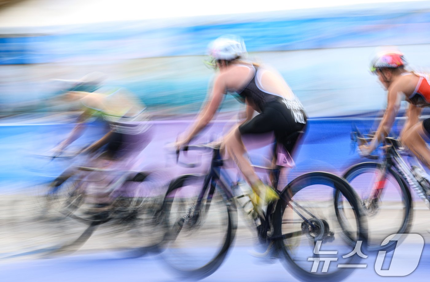 본문 이미지 - 31일 오후(한국시간) 프랑스 파리 알렉상드르 3세 다리에서 트라이애슬론 여자 개인 경기가 펼쳐지고 있다. 2024.7.31/뉴스1 ⓒ News1 박정호 기자