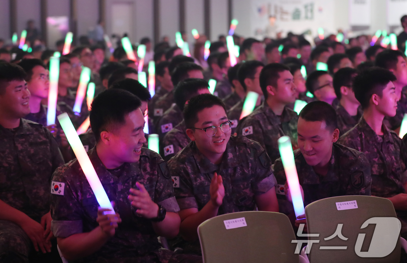 (수원=뉴스1) 김영운 기자 = 31일 오후 경기 수원시 영통구 수원컨벤션센터에서 열린 '2024 보훈문화제 나는 솔저'에서 국군 장병들이 공연을 즐기고 있다. 2024.7.31/ …