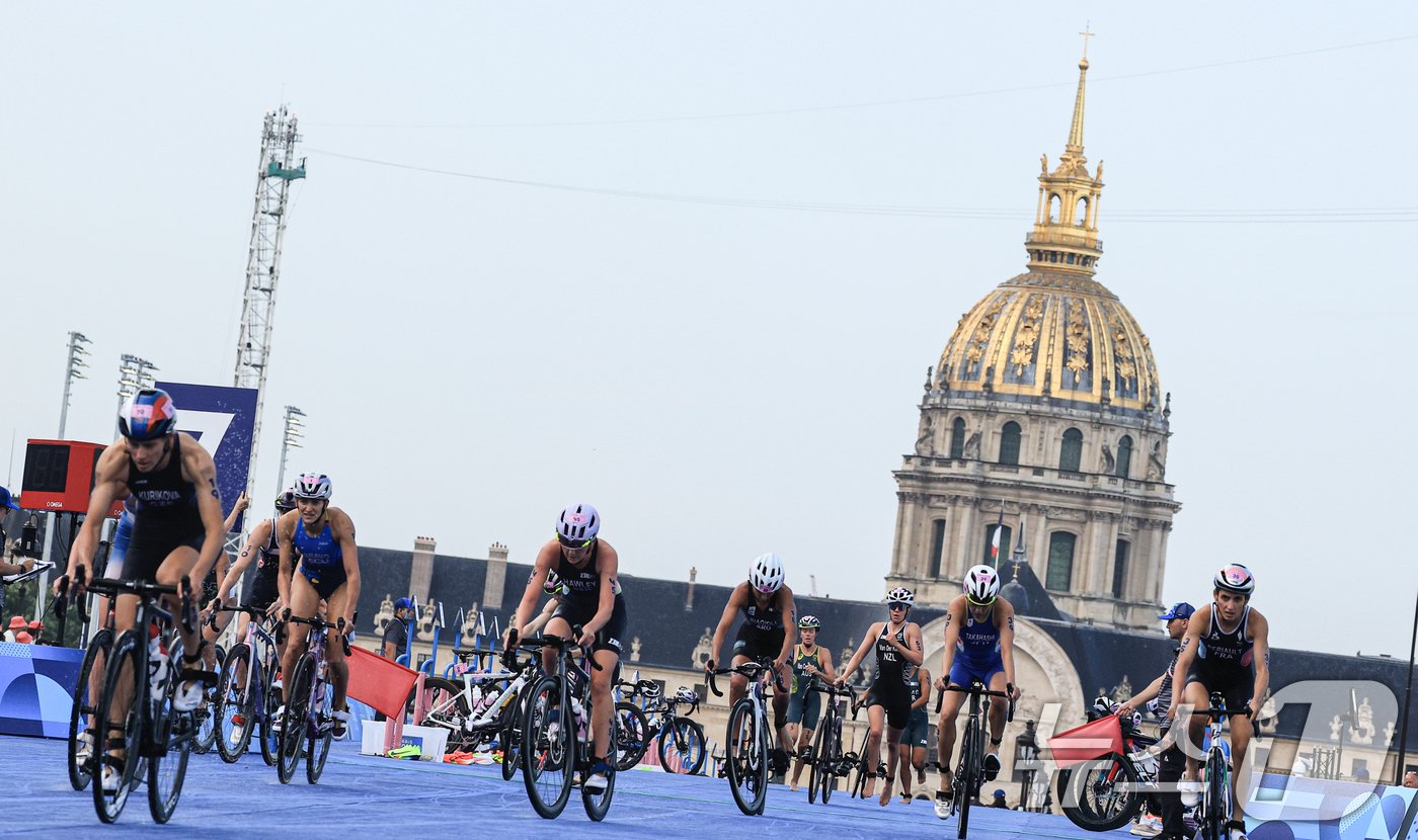 본문 이미지 - 31일 오후(한국시간) 프랑스 파리 알렉상드르 3세 다리에서 트라이애슬론 여자 개인 경기가 펼쳐지고 있다. 2024.7.31/뉴스1 ⓒ News1 박정호 기자