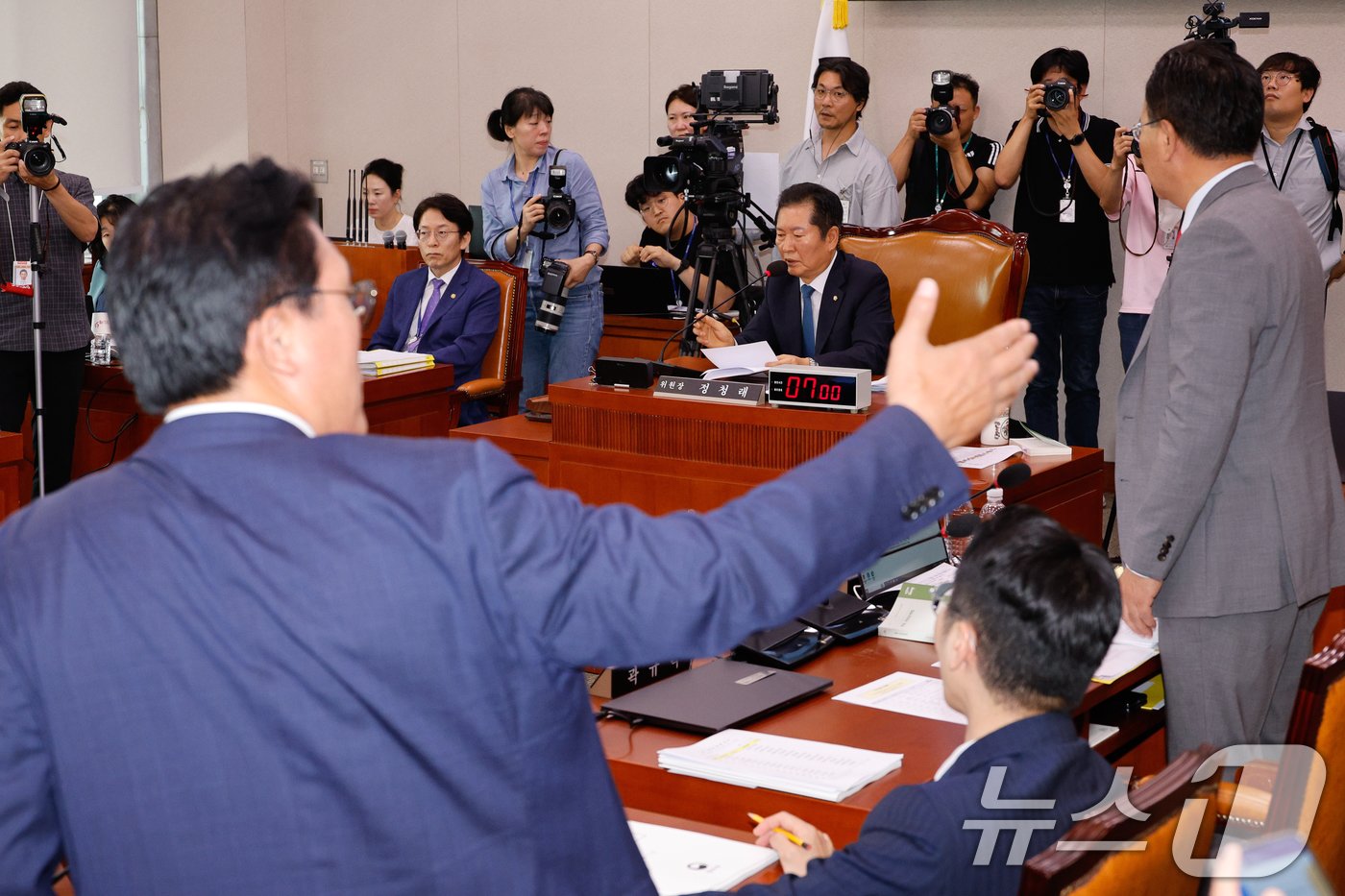 31일 오후 서울 여의도 국회에서 열린 법제사법위원회 전체회의에서 곽규택 국민의힘 의원 발언권 정지와 관련 송석준 의원이 의사진행 발언을 요구하는 과정에서 정청래 위원장이 정회를 선언하고 있다. 2024.7.31/뉴스1 ⓒ News1 안은나 기자