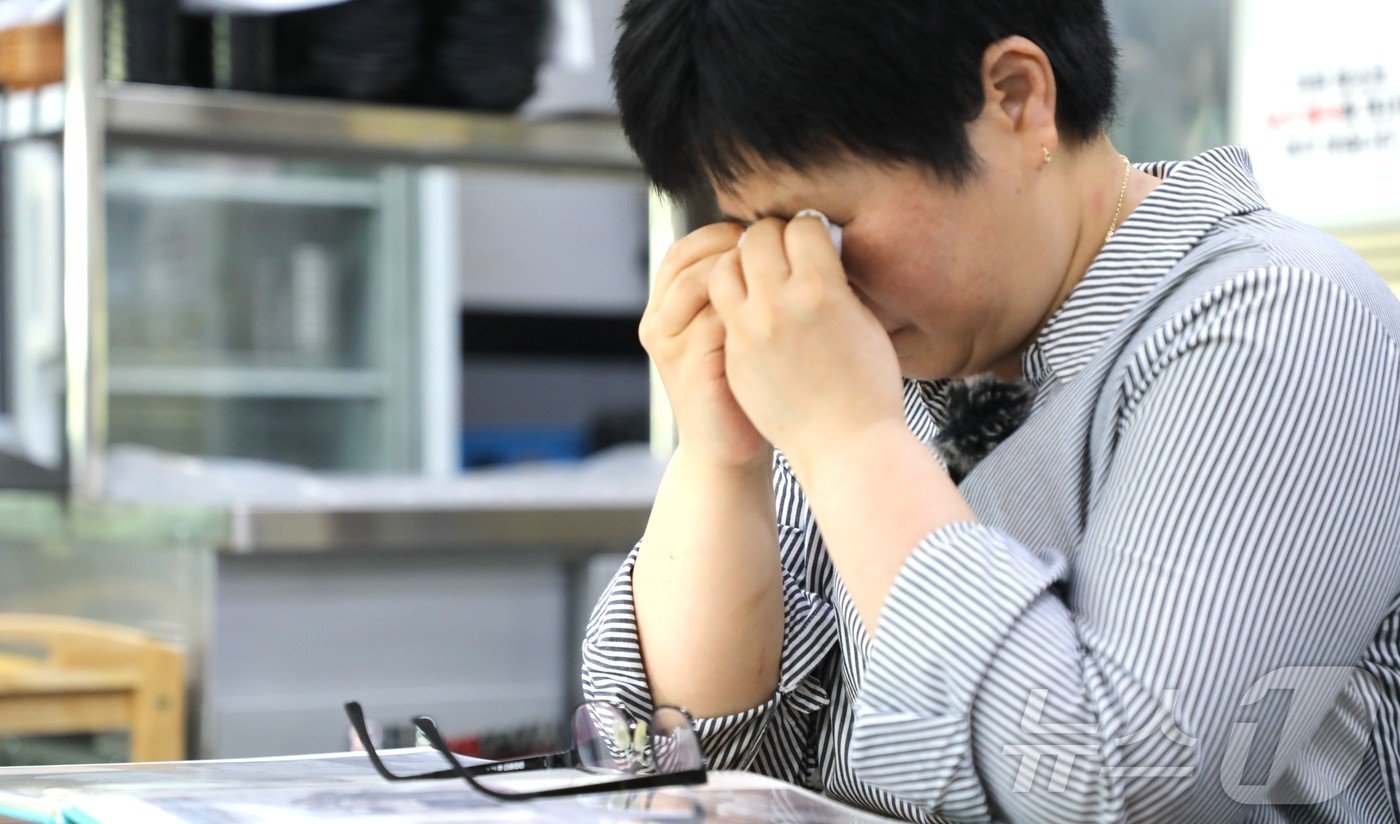 본문 이미지 -  파리올림픽 여자 사격 공기권총 10m 개인전에서 금메달을 딴 오예진의 어머니 송미순 씨가 31일 뉴스1제주본부와 인터뷰를 하던 중 눈물을 흘리고 있다./2024.7.30. ⓒ News1 강승남 기자