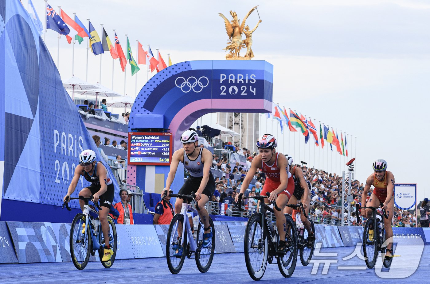 본문 이미지 - 31일 오후(한국시간) 프랑스 파리 알렉상드르 3세 다리에서 트라이애슬론 여자 개인 경기가 펼쳐지고 있다. 2024.7.31/뉴스1 ⓒ News1 박정호 기자