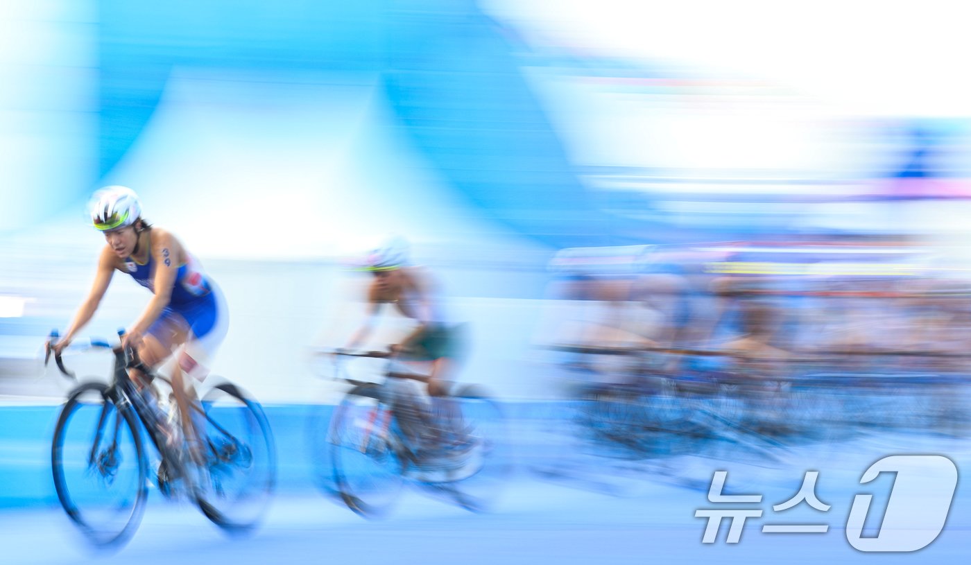 본문 이미지 - 31일 오후(한국시간) 프랑스 파리 알렉상드르 3세 다리에서 트라이애슬론 여자 개인 경기가 펼쳐지고 있다. 2024.7.31/뉴스1 ⓒ News1 박정호 기자