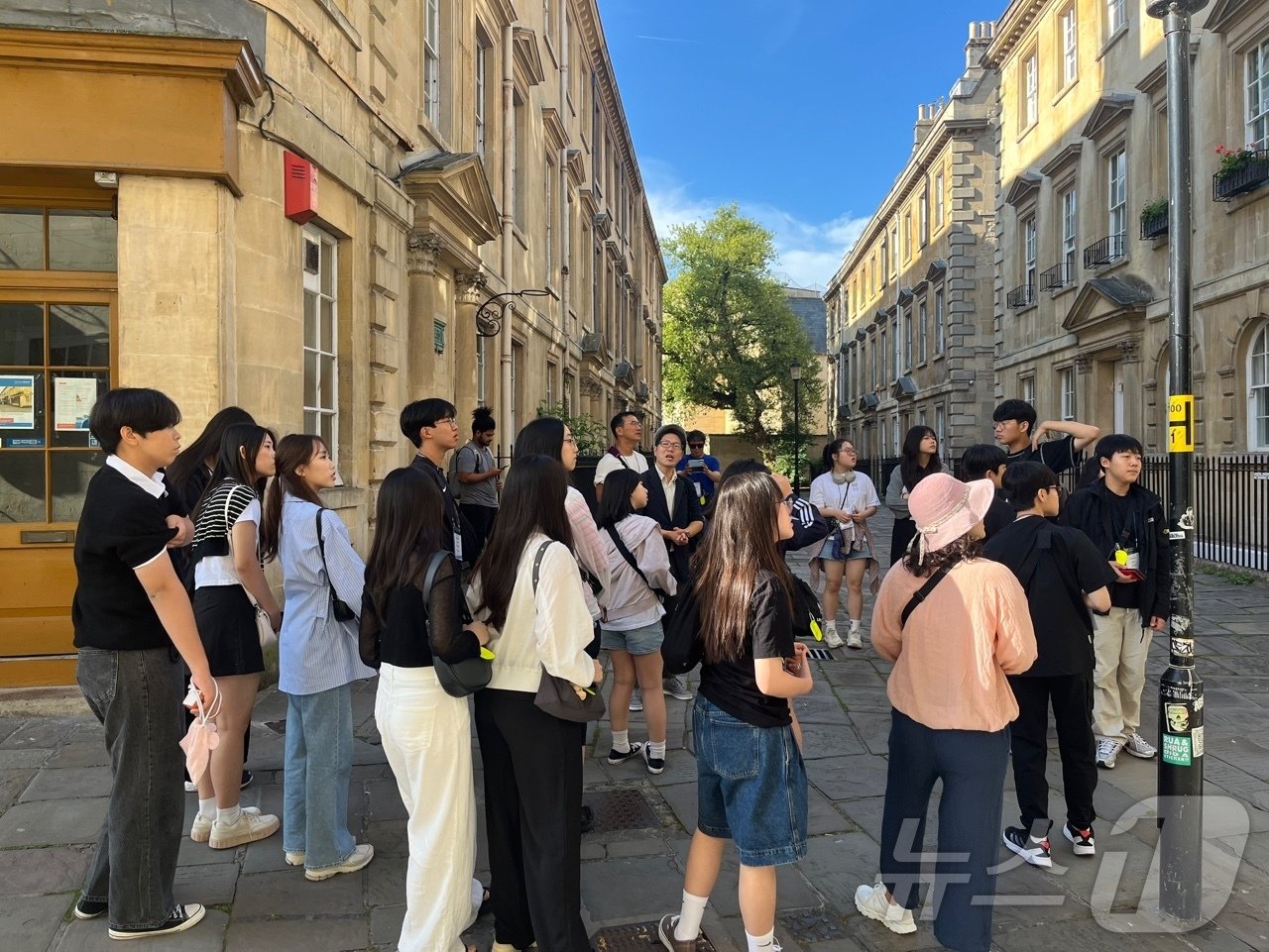 본문 이미지 - 영국 지질 탐방에 나선 학생들.(제천교육지원청 제공)2024.7.31/뉴스1