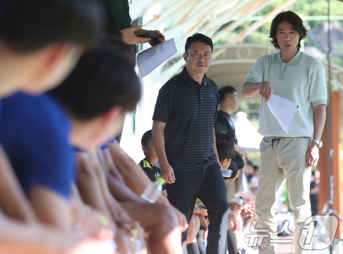본문 이미지 - 홍명보 대한민국 축구 국가대표팀 감독이 31일 오후 부산 기장군 월드컵빌리지에서 국내 첫 행보로 19세 이하(U-19) 대표팀과 울산대의 연습 경기를 참관에 앞서 U-19 대표팀 선수들과 대화하고 있다.2024.7.31/뉴스1 ⓒ News1 윤일지 기자