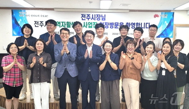 우범기 전주시장이 31일 지역자활센터 사업장을 방문해 관계자와 자활참여자를 만나 다양한 의견을 청취하고 격려했다.&#40;전주시 제공&#41;/뉴스1