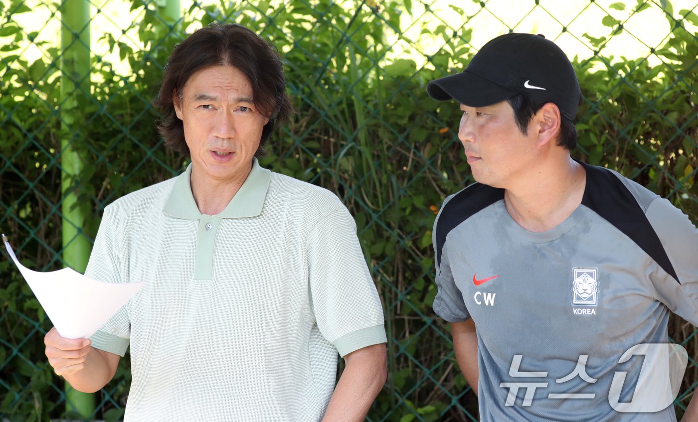 본문 이미지 - 홍명보 대한민국 축구 국가대표팀 감독이 31일 오후 부산 기장군 월드컵빌리지에서 국내 첫 행보로 19세 이하(U-19) 대표팀과 울산대의 연습 경기를 참관에 앞서 이창원 U-19 대표팀 감독과 대화하고 있다.  2024.7.31/뉴스1 ⓒ News1 윤일지 기자