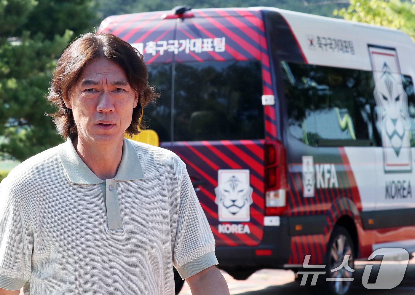 본문 이미지 - 홍명보 대한민국 축구 국가대표팀 감독이 31일 오후 부산 기장군 월드컵빌리지에서 국내 첫 행보로 19세 이하(U-19) 대표팀과 울산대의 연습 경기를 참관하기 위해 경기장으로 들어서고 있다. 2024.7.31/뉴스1 ⓒ News1 윤일지 기자