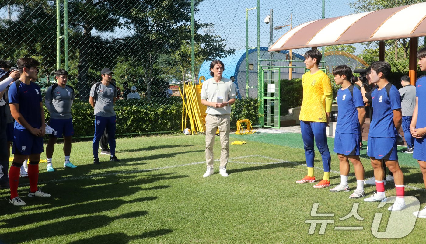 홍명보 대한민국 축구 국가대표팀 감독이 31일 오후 부산 기장군 월드컵빌리지에서 국내 첫 행보로 19세 이하&#40;U-19&#41; 대표팀과 울산대의 연습 경기를 참관에 앞서 U-19 대표팀 선수들과 대화하고 있다.2024.7.31/뉴스1 ⓒ News1 윤일지 기자