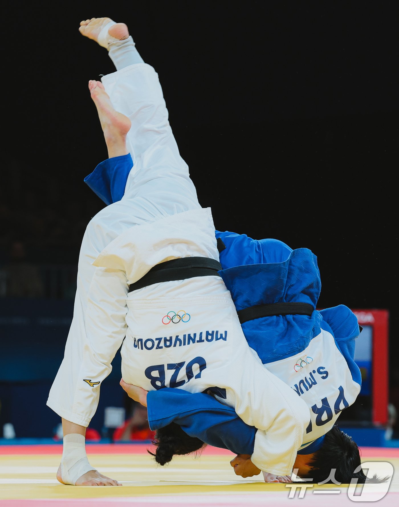 본문 이미지 - 북한 유도대표팀 문성희 선수가 31일 오후 (한국시간) 프랑스 파리 샹 드 마르스 아레나에서 열린 2024 파리올림픽 유도 남자 -70kg 토너먼트 32강 경기에서 우즈베키스탄의 굴노자 마트니야조바 선수와 자웅을 겨루고 있다. 2024.7.31/뉴스1 ⓒ News1 이동해 기자