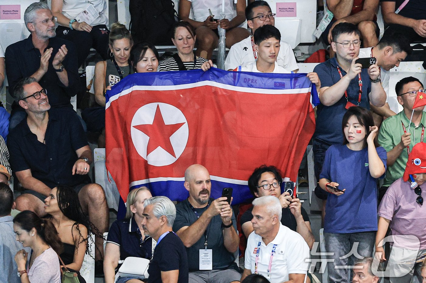 본문 이미지 - 31일 오후(한국시간) 프랑스 생드니 아쿠아틱스 센터에서 열린 2024 파리올림픽 다이빙 여자 싱크로나이즈드 10M 플랫폼 경기를 찾은 북한 선수단을 비롯한 관계자들이 조진미, 김미래 선수를 응원하고 있다. 2024.7.31/뉴스1 ⓒ News1 박정호 기자