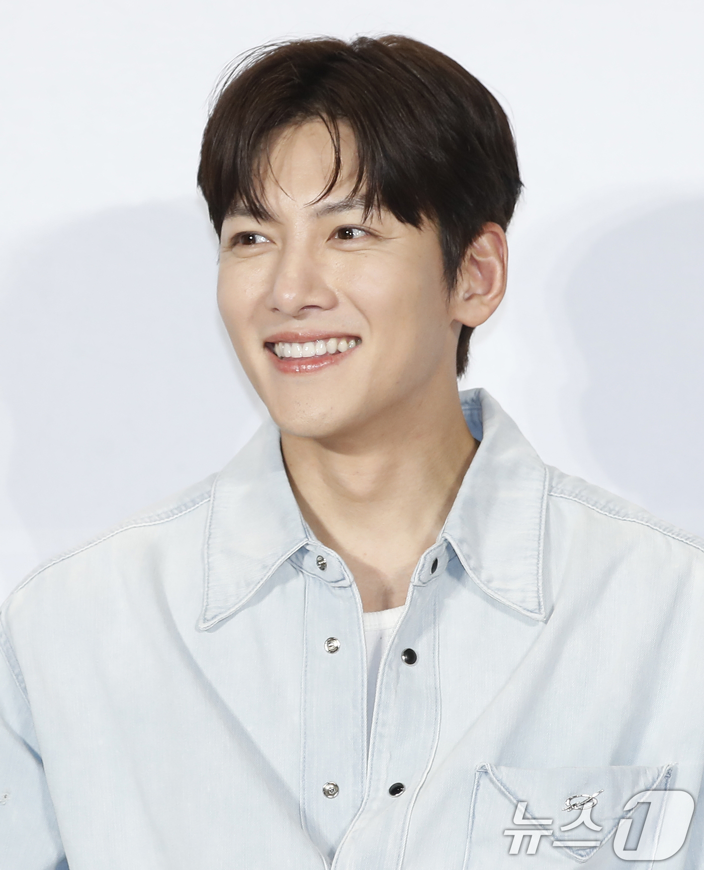 (서울=뉴스1) 권현진 기자 = 배우 지창욱이 31일 서울 강남구 메가박스 코엑스에서 열린 영화 '리볼버'(감독 오승욱) 쇼케이스에서 미소를 짓고 있다.'리볼버'는 모든 죄를 뒤집 …