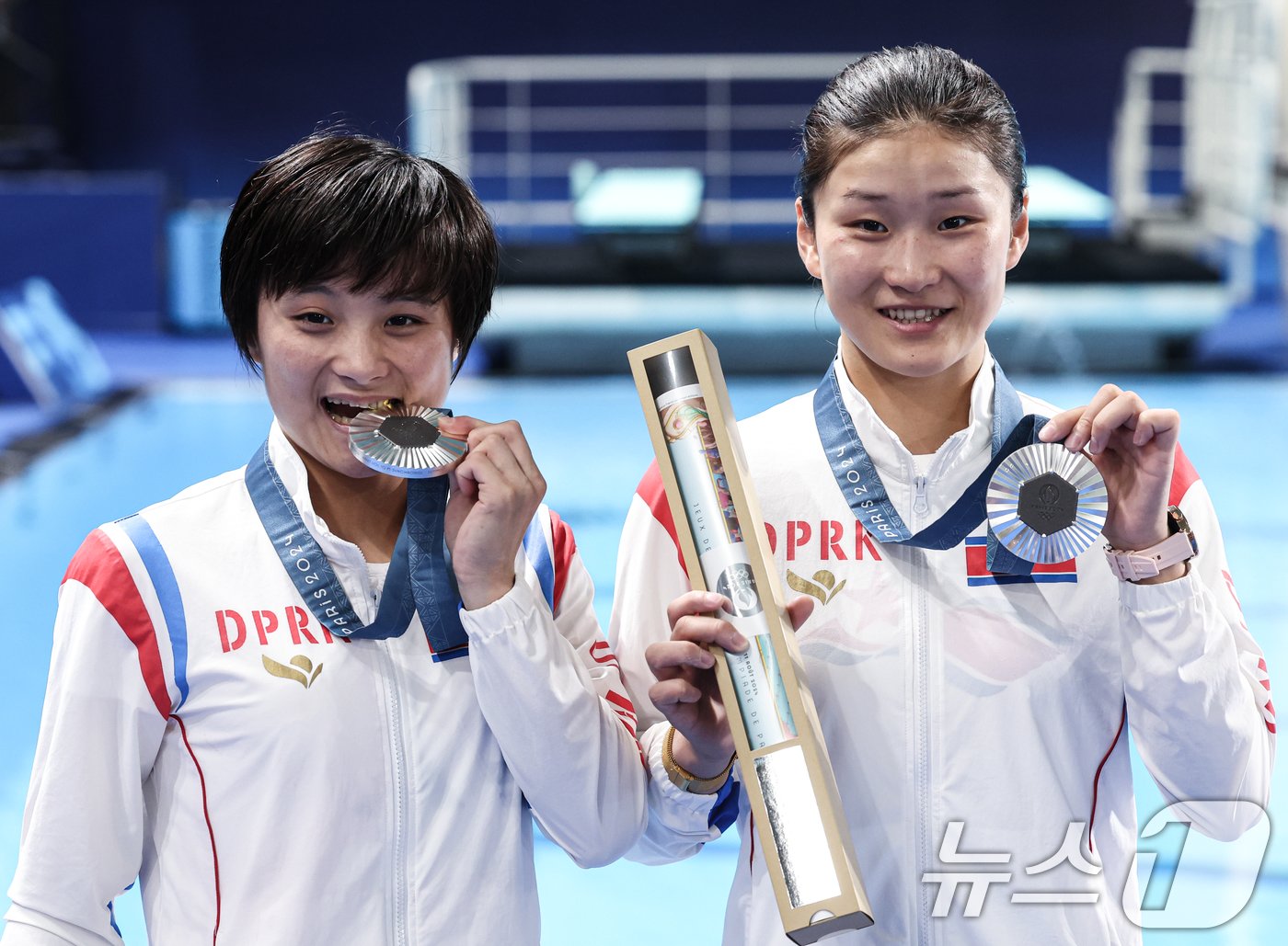 본문 이미지 - 북한 조진미와 김미래 선수가 31일 오후(한국시간) 프랑스 생드니 아쿠아틱스 센터에서 열린 2024 파리올림픽 다이빙 여자 싱크로나이즈드 10M 플랫폼 시상식에서 수여 받은 은메달을 들고 포즈를 취하고 있다. 2024.7.31/뉴스1 ⓒ News1 박정호 기자