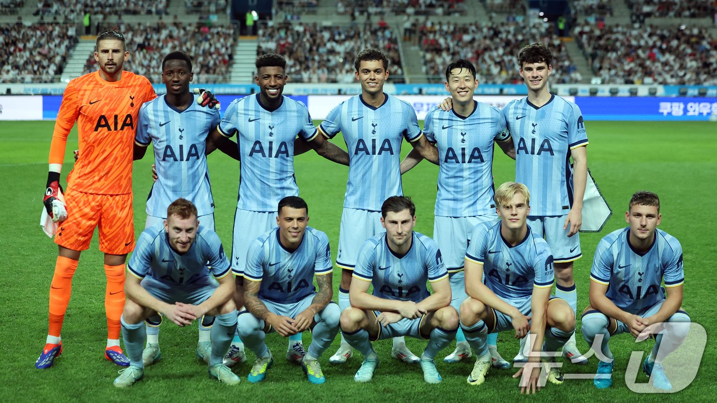 본문 이미지 - 31일 오후 서울 마포구 상암동 서울월드컵경기장에서 열린 쿠팡플레이 시리즈 1차전 토트넘 홋스퍼와 팀 K리그의 경기, 토트넘 홋스퍼 베스트 11 선수들이 기념 촬영을 하고 있다. 2024.7.31/뉴스1 ⓒ News1 김진환 기자