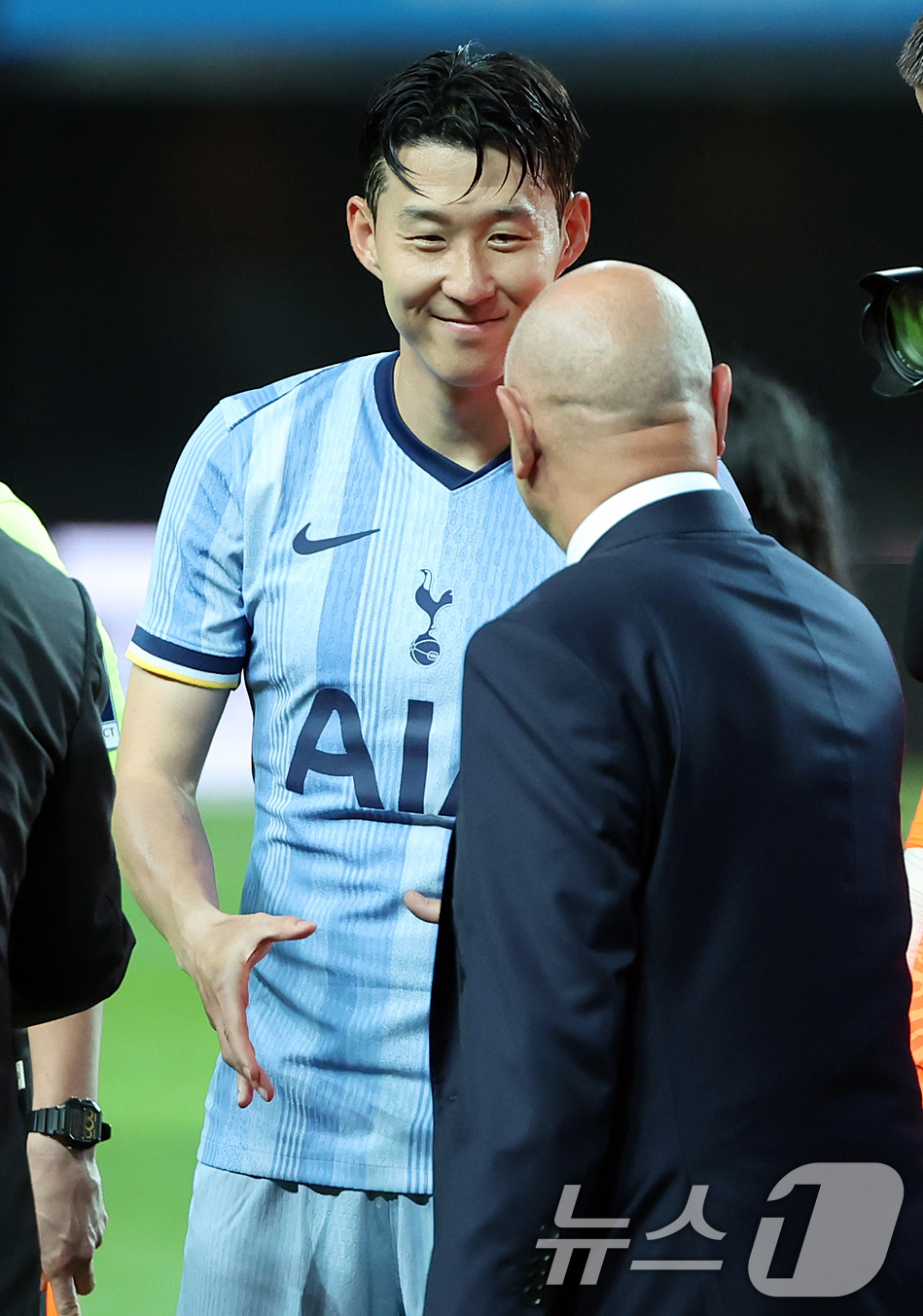 (서울=뉴스1) 김진환 기자 = 31일 오후 서울 마포구 상암동 서울월드컵경기장에서 열린 쿠팡플레이 시리즈 1차전 토트넘 홋스퍼와 팀 K리그의 경기를 앞두고 토트넘 손흥민이 레비 …