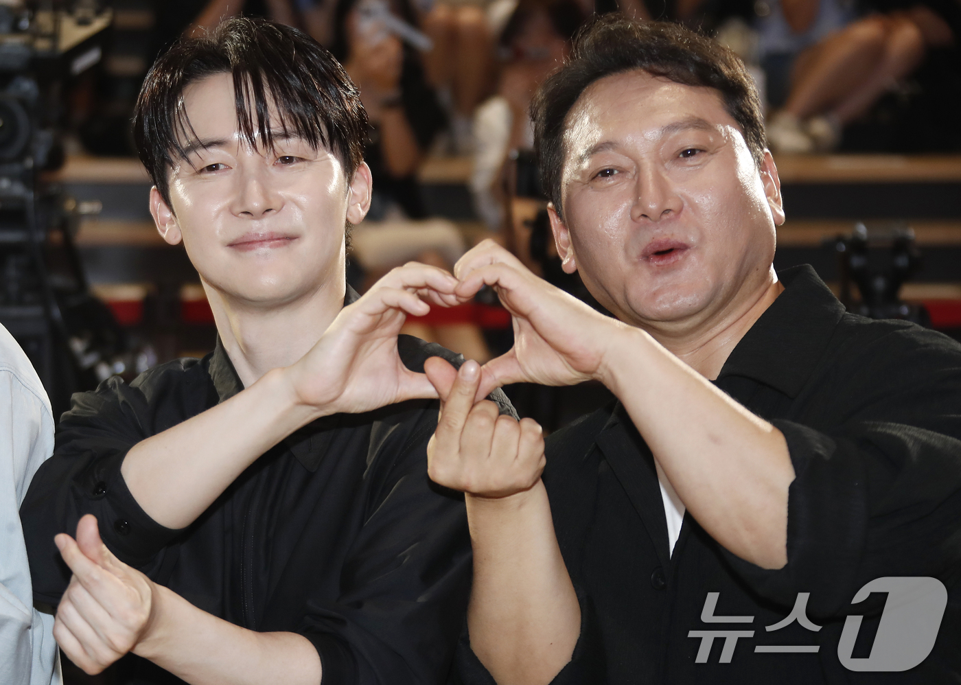 (서울=뉴스1) 권현진 기자 = 배우 김준한과 정만식(오른쪽)이 31일 서울 강남구 메가박스 코엑스에서 열린 영화 '리볼버'(감독 오승욱) 쇼케이스에서 포즈를 취하고 있다.'리볼버 …