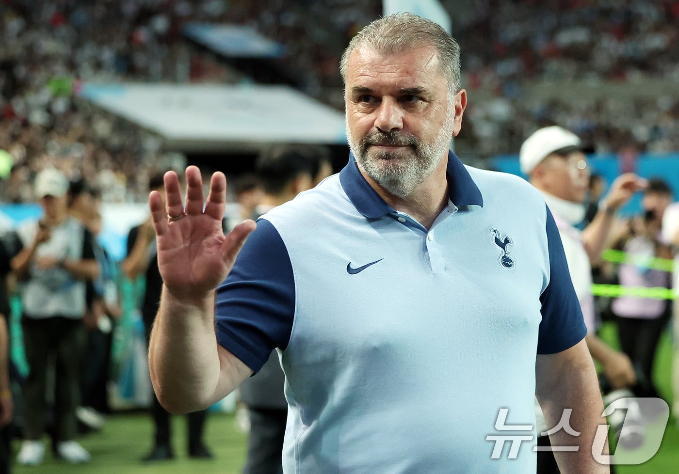 본문 이미지 - 31일 오후 서울 마포구 상암동 서울월드컵경기장에서 열린 쿠팡플레이 시리즈 1차전 토트넘 홋스퍼와 팀 K리그의 경기를 앞두고 토트넘 포스테코글루 감독이 팬들에게 손을 흔들며 인사하고 있다. 2024.7.31/뉴스1 ⓒ News1 김진환 기자