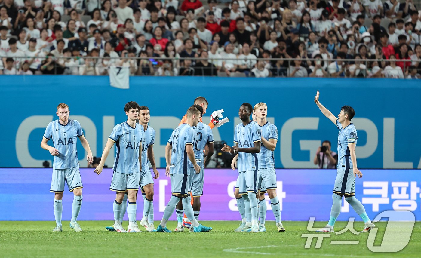 본문 이미지 - 31일 오후 서울 마포구 상암동 서울월드컵경기장에서 열린 쿠팡플레이 시리즈 1차전 토트넘 홋스퍼와 팀 K리그의 경기, 토트넘 선수들이 경기를 준비하고 있다. 2024.7.31/뉴스1 ⓒ News1 김도우 기자
