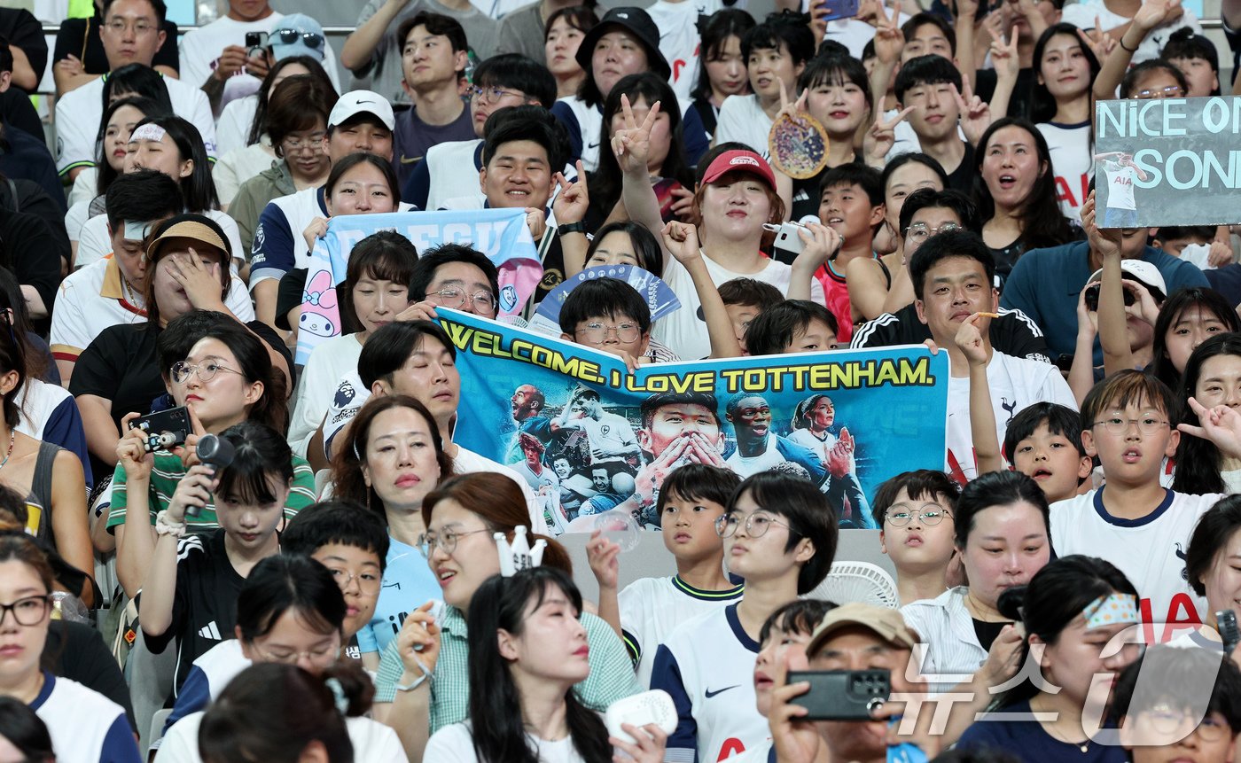 본문 이미지 - 31일 오후 서울 마포구 상암동 서울월드컵경기장에서 열린 쿠팡플레이 시리즈 1차전 토트넘 홋스퍼와 팀 K리그의 경기를 찾은 관중들이 경기를 기다리고 있다. 2024.7.31/뉴스1 ⓒ News1 장수영 기자