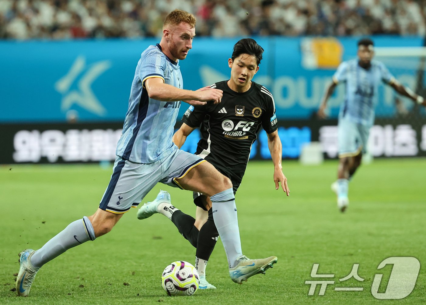본문 이미지 - 31일 오후 서울 마포구 상암동 서울월드컵경기장에서 열린 쿠팡플레이 시리즈 1차전 토트넘 홋스퍼와 팀 K리그의 경기, 팀 K리그 양민혁이 토트넘 클루셉스키의 공격을 막고 있다. 2024.7.31/뉴스1 ⓒ News1 김도우 기자