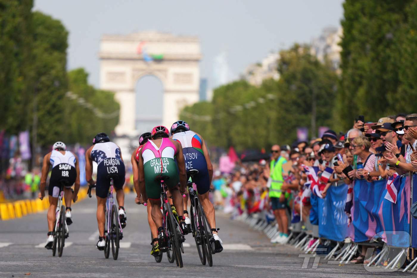 본문 이미지 - 31일 파리 시내에서 열린 트라이애슬론. ⓒ AFP=뉴스1