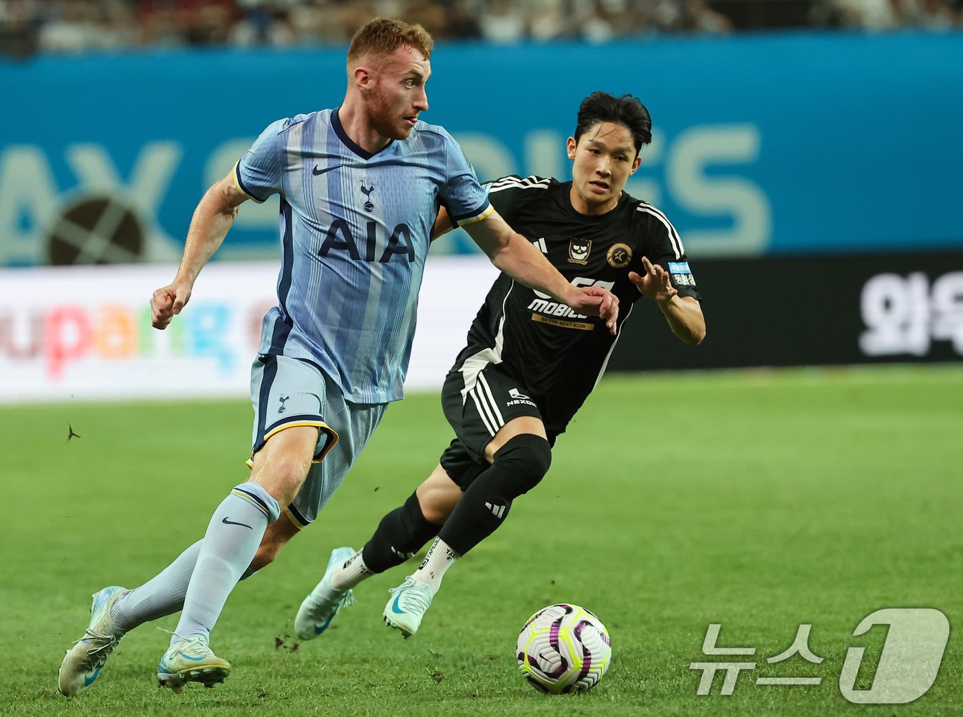 본문 이미지 - 31일 오후 서울 마포구 상암동 서울월드컵경기장에서 열린 쿠팡플레이 시리즈 1차전 토트넘 홋스퍼와 팀 K리그의 경기, 팀 K리그 양민혁이 토트넘 클루셉스키의 공격을 막고 있다. 2024.7.31/뉴스1 ⓒ News1 김도우 기자