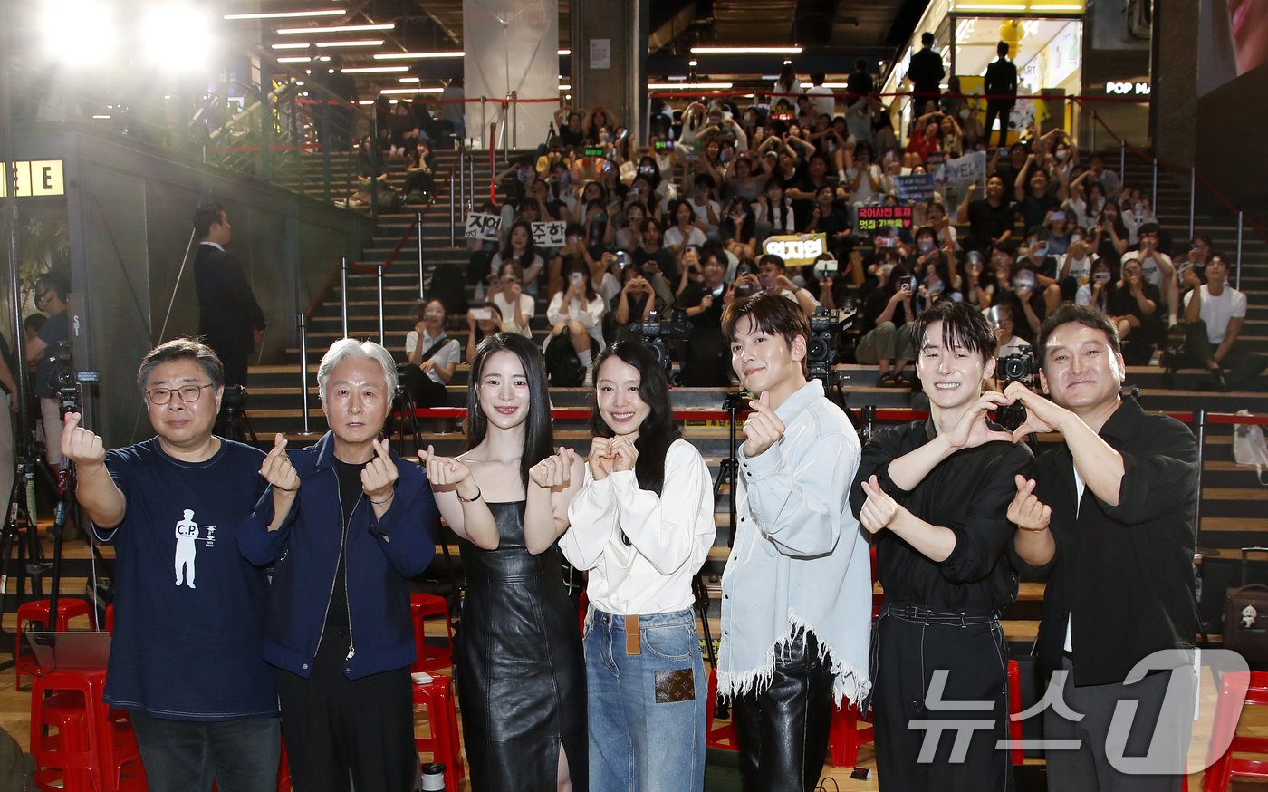 본문 이미지 - 오승욱 감독&#40;왼쪽부터&#41;과 김종수, 임지연, 전도연, 지창욱, 김준한, 정만식이 지난 7월31일 서울 강남구 메가박스 코엑스에서 열린 영화 &#39;리볼버&#39;&#40;감독 오승욱&#41; 쇼케이스에서 포즈를 취하고 있다. 2024.7.31/뉴스1 ⓒ News1 권현진 기자