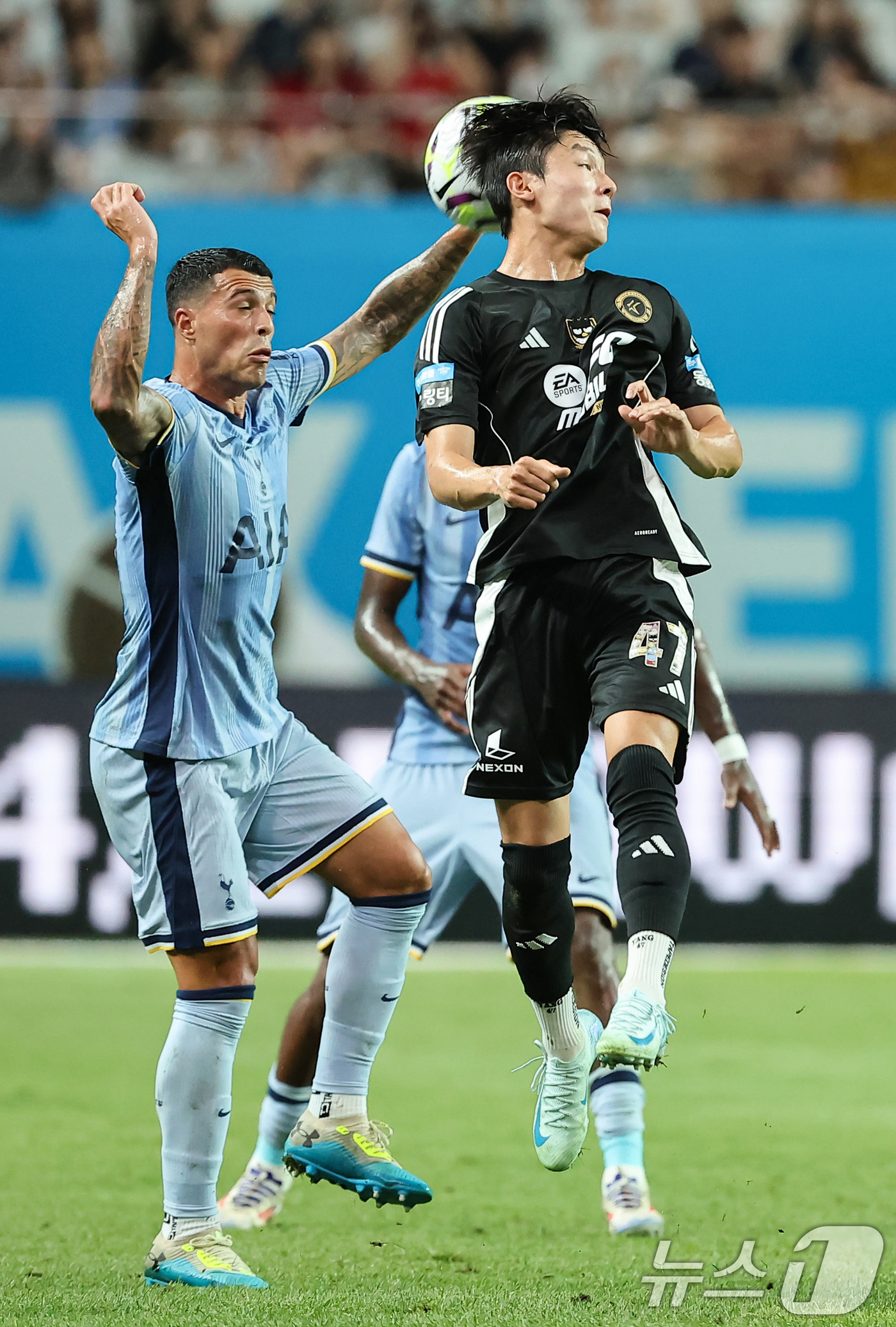 (서울=뉴스1) 김도우 기자 = 31일 오후 서울 마포구 상암동 서울월드컵경기장에서 열린 쿠팡플레이 시리즈 1차전 토트넘 홋스퍼와 팀 K리그의 경기, 팀 K리그 양민혁이 공중볼 경 …