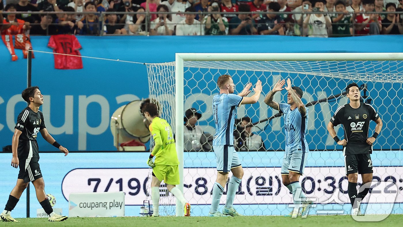 본문 이미지 - 31일 오후 서울 마포구 상암동 서울월드컵경기장에서 열린 쿠팡플레이 시리즈 1차전 토트넘 홋스퍼와 팀 K리그의 경기, 전반 토트넘 클루셉스키가 선취골을 넣은 뒤 동료들과 기쁨을 나누고 있다. 2024.7.31/뉴스1 ⓒ News1 김진환 기자