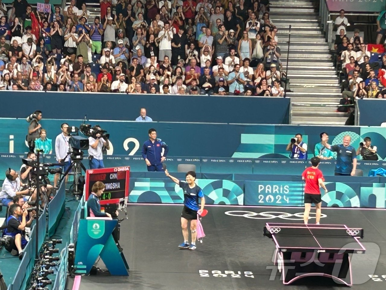 본문 이미지 -  중국계 룩셈부르크인 탁구 선수 니 시아리안이 31일(한국시간) 프랑스 파리 사우스 파리 아레나4에서 열린 '2024 파리올림픽' 탁구 여자 단식에서 중국의 쑨잉샤를 상대로 패한 뒤 관중에게 손을 흔들며 인사를 건네고 있다. 2024.7.31/뉴스1 ⓒ News1 문대현 기자 