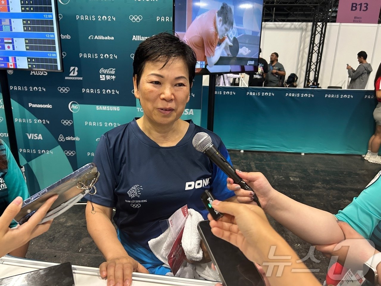 본문 이미지 -  중국계 룩셈부르크인 탁구 선수 니 시아리안이 31일(한국시간) 프랑스 파리 사우스 파리 아레나4에서 열린 '2024 파리올림픽' 탁구 여자 단식에서 중국의 쑨잉샤를 상대로 패한 뒤 취재진과 인터뷰를 하고 있다. 2024.7.31/뉴스1 ⓒ News1 문대현 기자