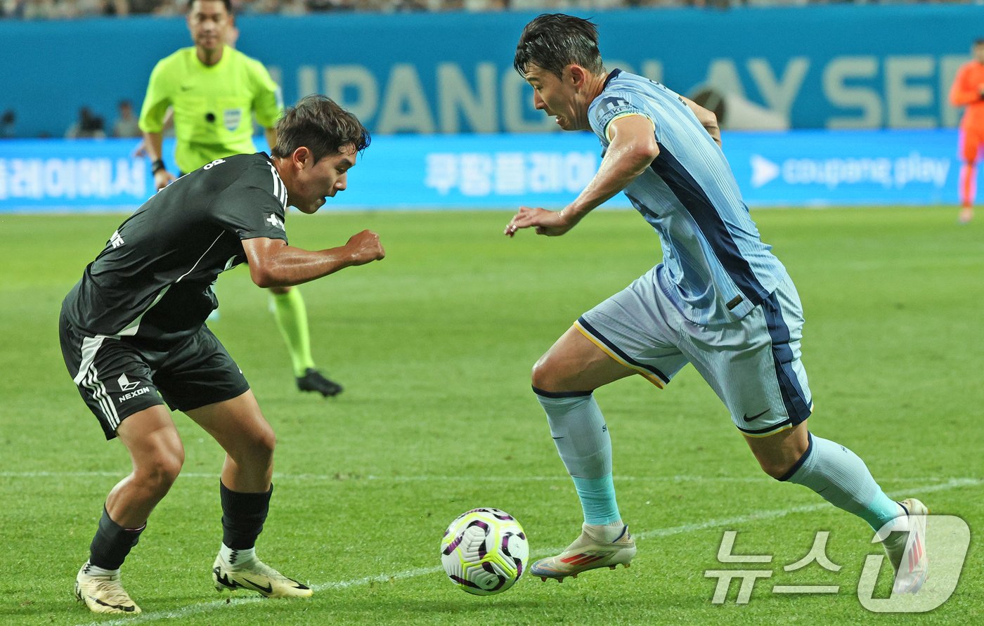 본문 이미지 - 31일 오후 서울 마포구 상암동 서울월드컵경기장에서 열린 쿠팡플레이 시리즈 1차전 토트넘 홋스퍼와 팀 K리그의 경기 전반전 토트넘 손흥민이 돌파하고 있다. 2024.7.31/뉴스1 ⓒ News1 장수영 기자