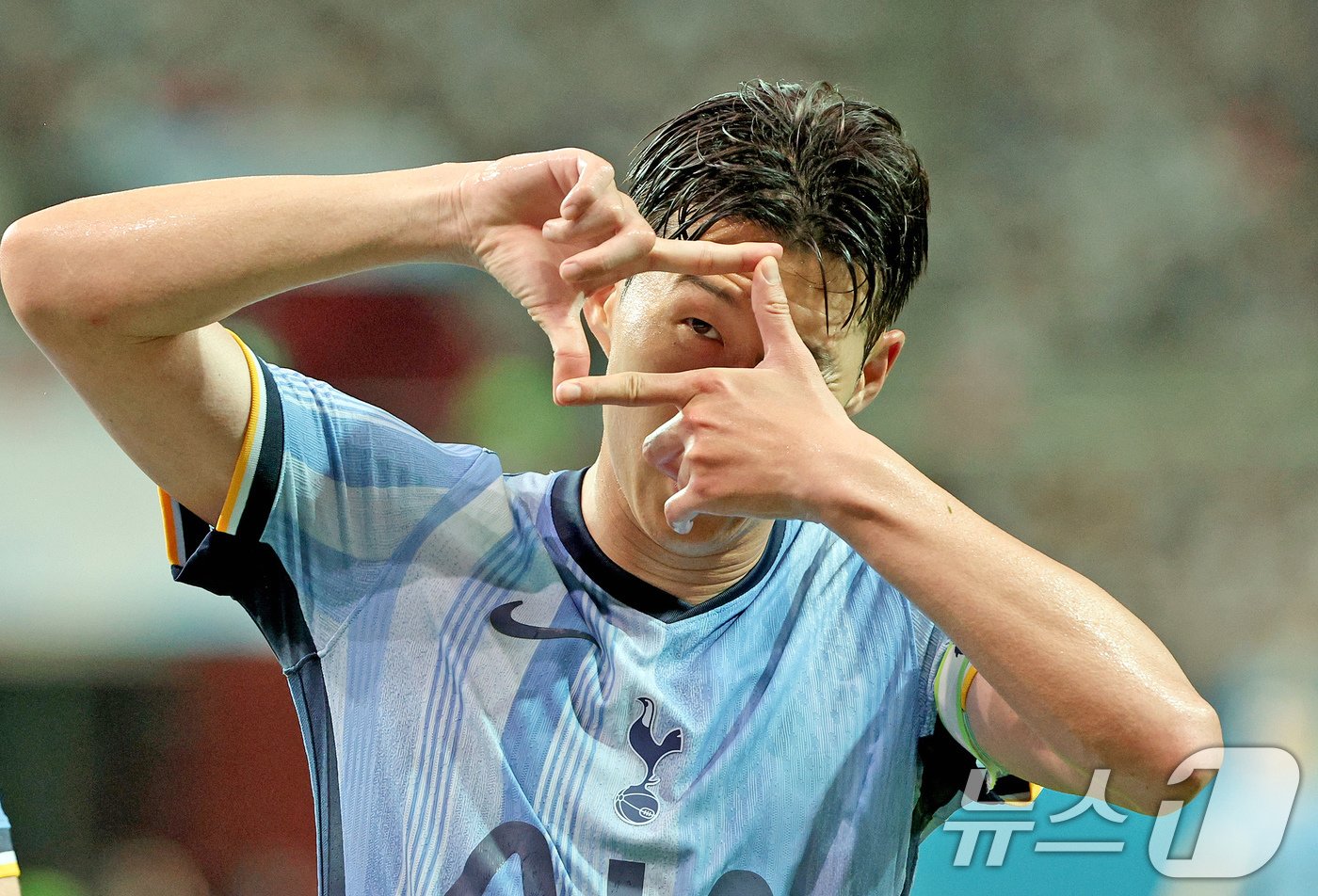 본문 이미지 - 31일 오후 서울 마포구 상암동 서울월드컵경기장에서 열린 쿠팡플레이 시리즈 1차전 토트넘 홋스퍼와 팀 K리그의의 경기 전반전 토트넘 손흥민이 멀티골이자 팀 세번째 골을 성공한 뒤 세리머니 하고 있다. 2024.7.31/뉴스1 ⓒ News1 장수영 기자