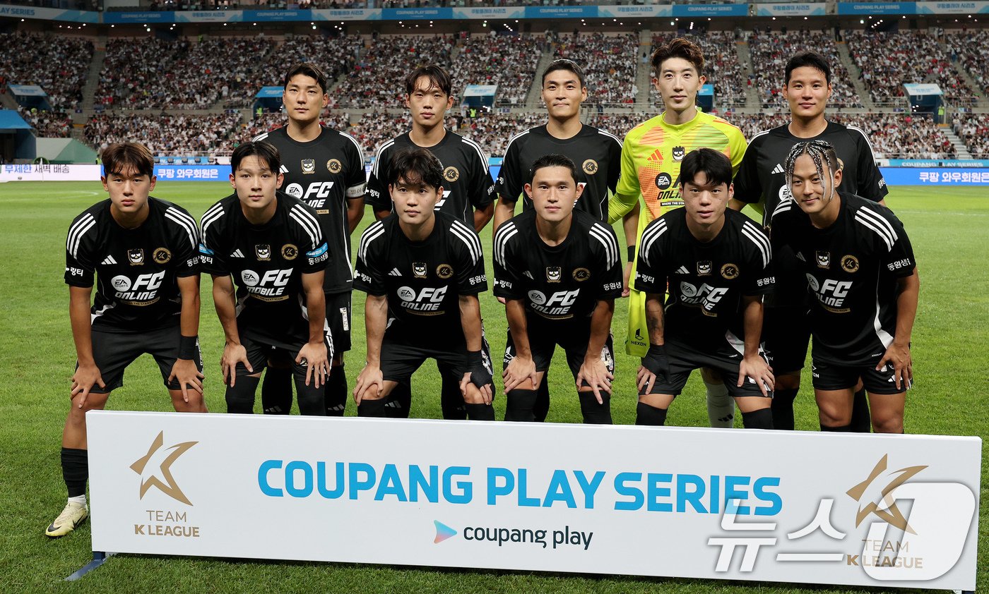 본문 이미지 - 31일 오후 서울 마포구 상암동 서울월드컵경기장에서 열린 쿠팡플레이 시리즈 1차전 토트넘 홋스퍼와 팀 K리그의 경기에 앞서 팀 K리그 베스트 일레븐이 기념촬영 하고 있다. 2024.7.31/뉴스1 ⓒ News1 장수영 기자