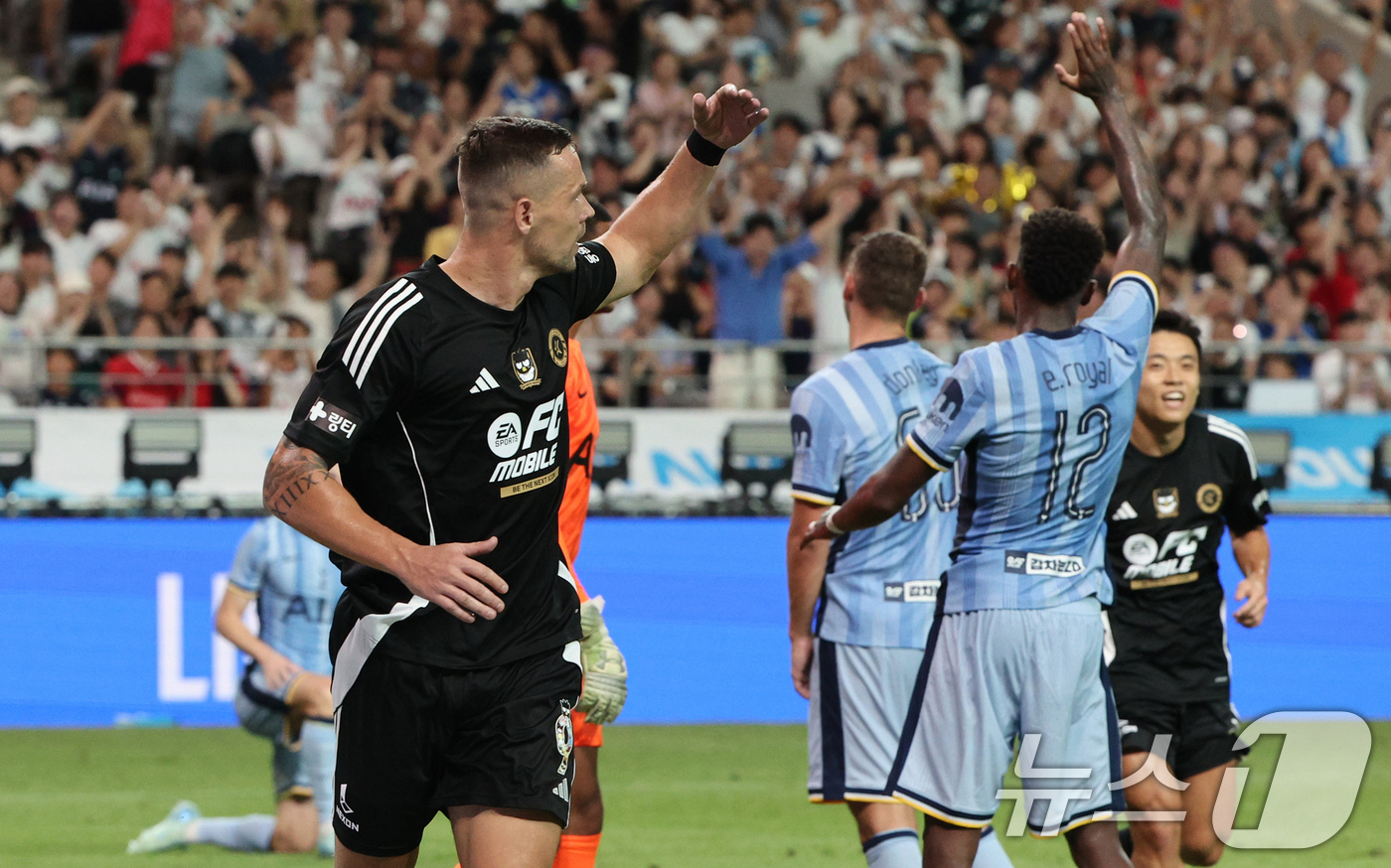 (서울=뉴스1) 장수영 기자 = 31일 오후 서울 마포구 상암동 서울월드컵경기장에서 열린 쿠팡플레이 시리즈 1차전 토트넘 홋스퍼와 팀 K리그의 경기 후반전 팀 K리그 일류첸코가 팀 …