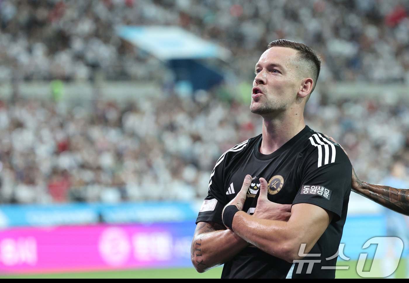 본문 이미지 - 31일 오후 서울 마포구 상암동 서울월드컵경기장에서 열린 쿠팡플레이 시리즈 1차전 토트넘 홋스퍼와 팀 K리그의 경기 후반전 팀 K리그 일류첸코가 팀 첫번째 골을 넣은 뒤 세리머니 하고 있다. 2024.7.31/뉴스1 ⓒ News1 장수영 기자