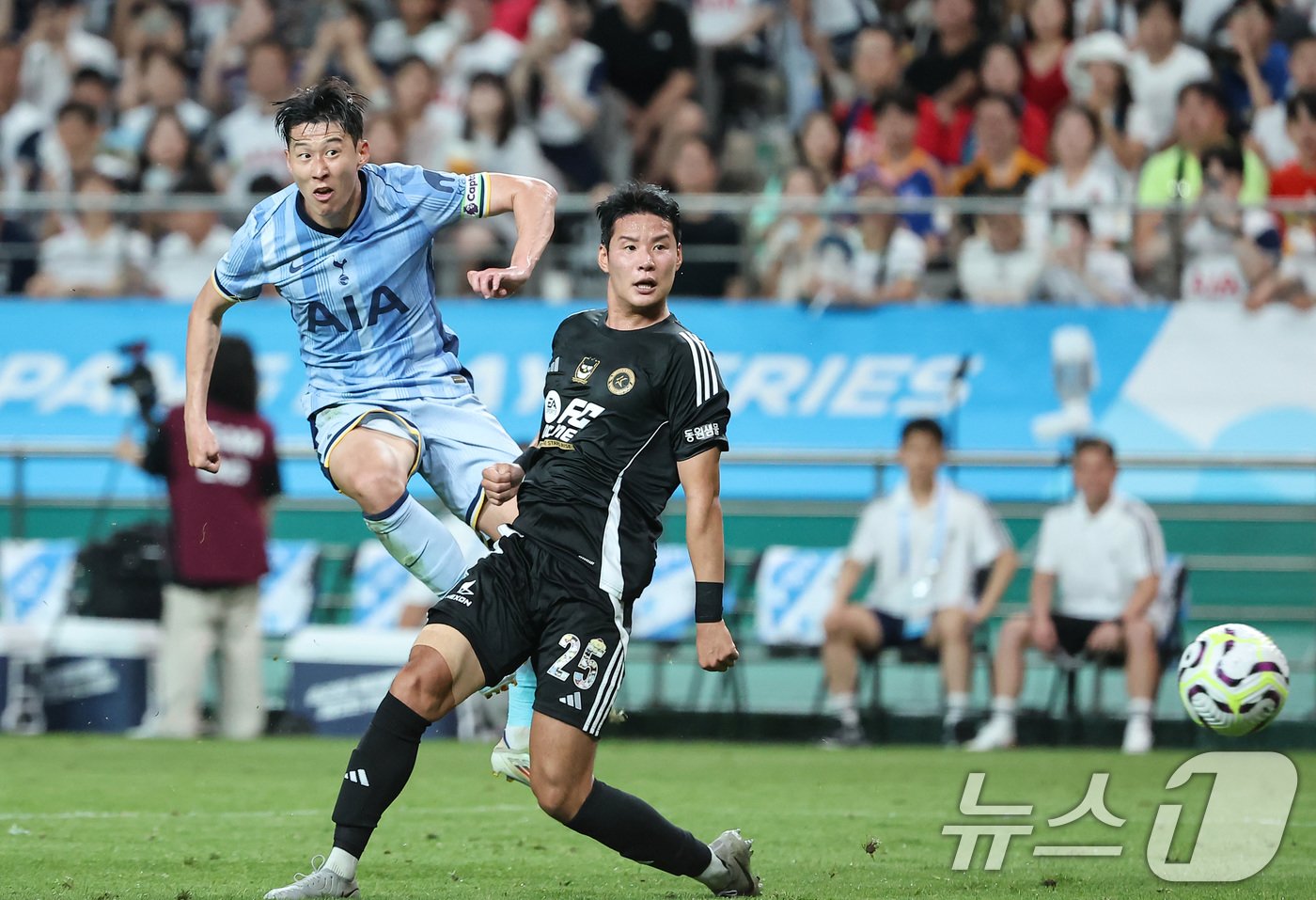 본문 이미지 - 31일 오후 서울 마포구 상암동 서울월드컵경기장에서 열린 쿠팡플레이 시리즈 1차전 토트넘 홋스퍼와 팀 K리그의 경기, 토트넘 손흥민이 슛 시도하고 있다. 2024.7.31/뉴스1 ⓒ News1 김도우 기자