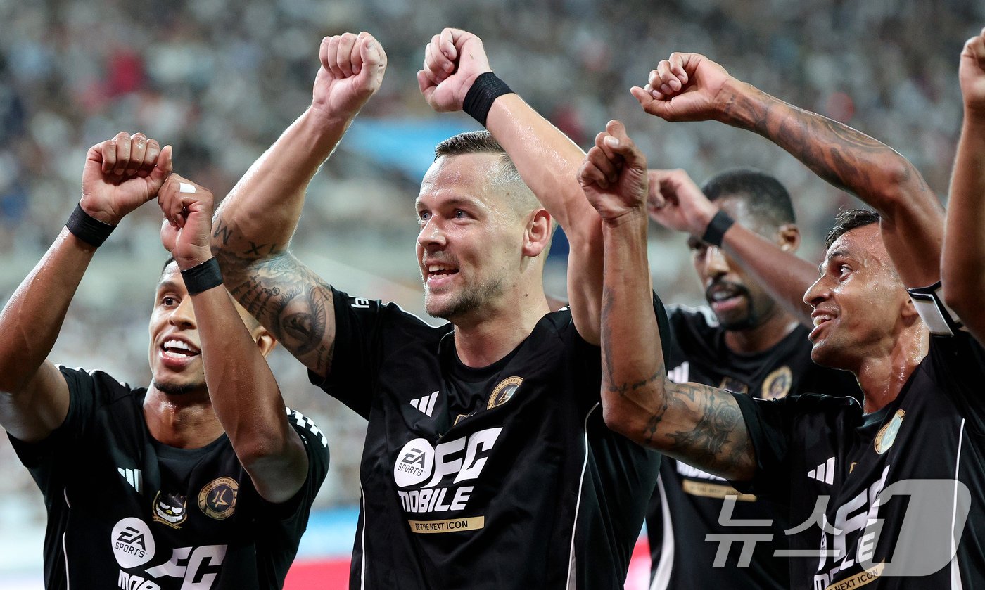 본문 이미지 - 31일 오후 서울 마포구 상암동 서울월드컵경기장에서 열린 쿠팡플레이 시리즈 1차전 토트넘 홋스퍼와 팀 K리그의 경기 후반전 팀 K리그 일류첸코가 팀 첫번째 골을 넣은 뒤 동료들과 세리머니 하고 있다. 2024.7.31/뉴스1 ⓒ News1 장수영 기자