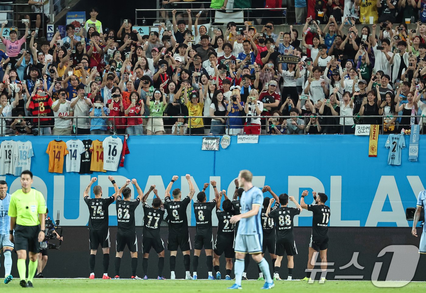 본문 이미지 - 31일 오후 서울 마포구 상암동 서울월드컵경기장에서 열린 쿠팡플레이 시리즈 1차전 토트넘 홋스퍼와 팀 K리그의 경기, 팀 K리그 일류첸코가 골을 넣고 팬들과 기뻐하고 있다. 2024.7.31/뉴스1 ⓒ News1 김도우 기자