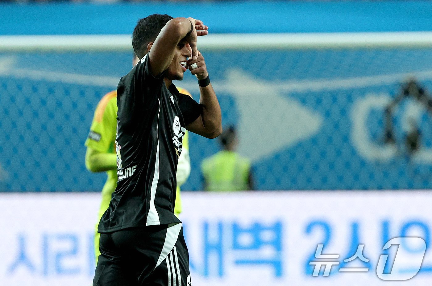 본문 이미지 - 31일 오후 서울 마포구 상암동 서울월드컵경기장에서 열린 쿠팡플레이 시리즈 1차전 토트넘 홋스퍼와 팀 K리그의 경기 후반전 팀 K리그 오베르단이 팀 세번째 득점을 성공한 뒤 손흥민의 찰캌 세리머니를 하고 있다. 2024.7.31/뉴스1 ⓒ News1 장수영 기자