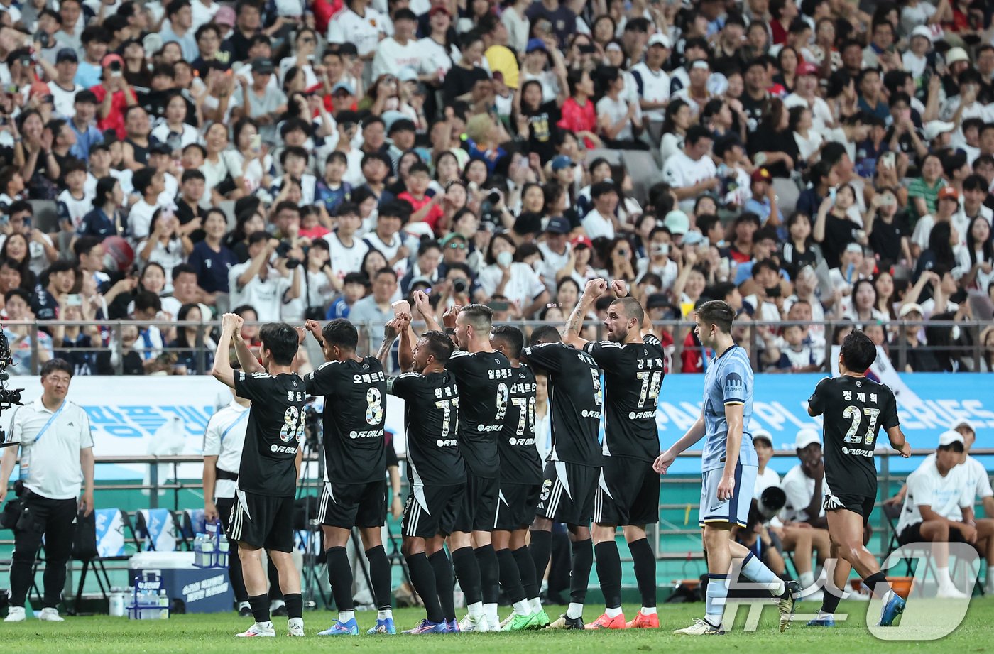본문 이미지 - 31일 오후 서울 마포구 상암동 서울월드컵경기장에서 열린 쿠팡플레이 시리즈 1차전 토트넘 홋스퍼와 팀 K리그의 경기, 팀 K리그 오베르단이 골을 넣고 동료들과 기뻐하고 있다. 2024.7.31/뉴스1 ⓒ News1 김도우 기자