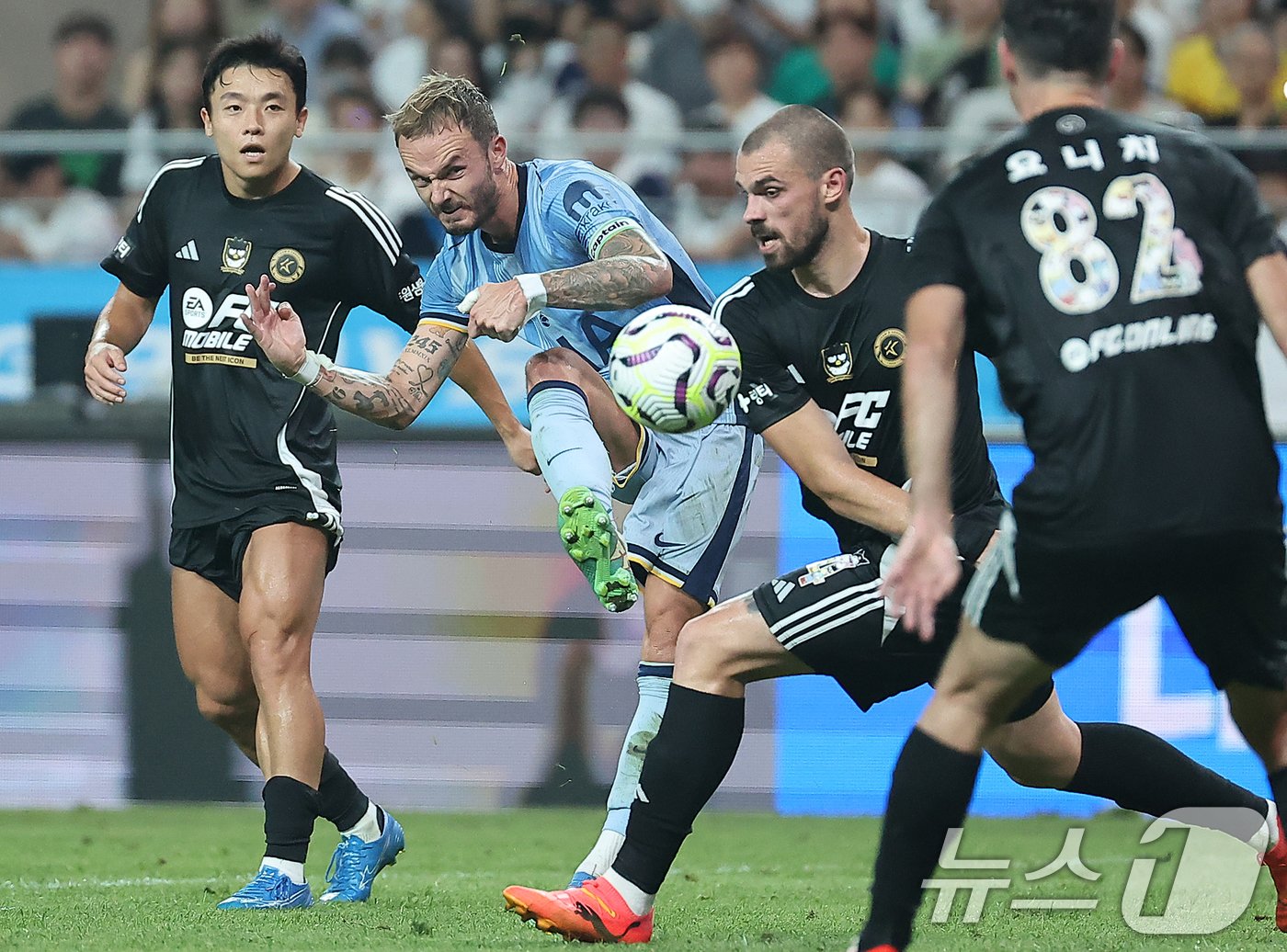 본문 이미지 - 31일 오후 서울 마포구 상암동 서울월드컵경기장에서 열린 쿠팡플레이 시리즈 1차전 토트넘 홋스퍼와 팀 K리그의 경기, 후반 토트넘 제임스 메디스닝 수비 사이로 슛을 하고 있다. 2024.7.31/뉴스1 ⓒ News1 김진환 기자