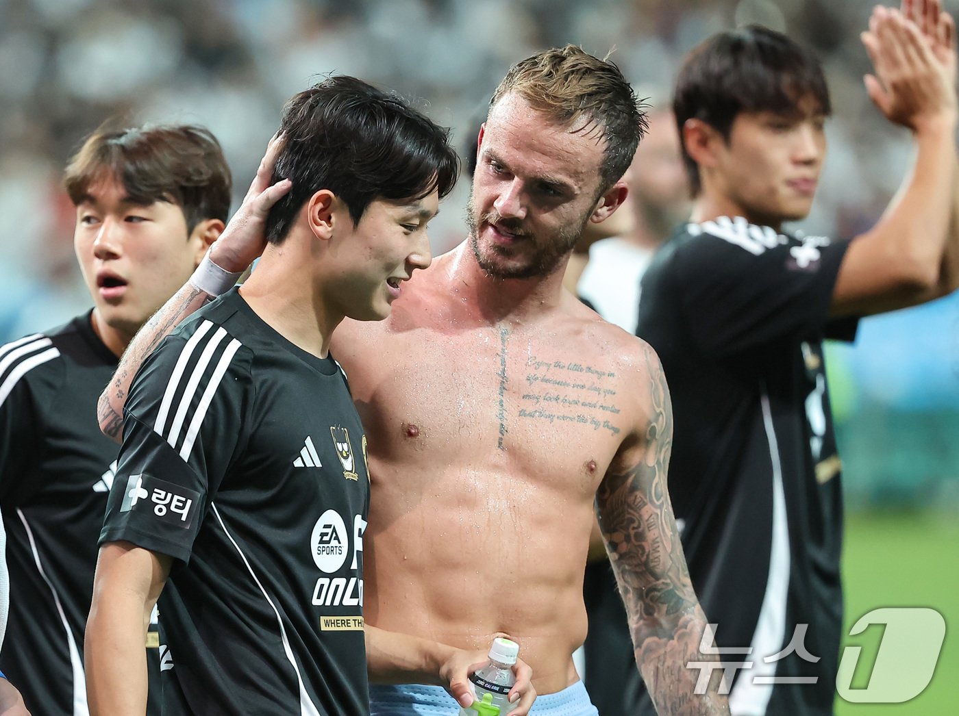 본문 이미지 - 31일 오후 서울 마포구 상암동 서울월드컵경기장에서 열린 쿠팡플레이 시리즈 1차전 토트넘 홋스퍼와 팀 K리그의 경기, 팀 K리그 양민혁과 토트넘 메디슨이 경기를 마치고 대화를 나누고 있다. 2024.7.31/뉴스1 ⓒ News1 김도우 기자