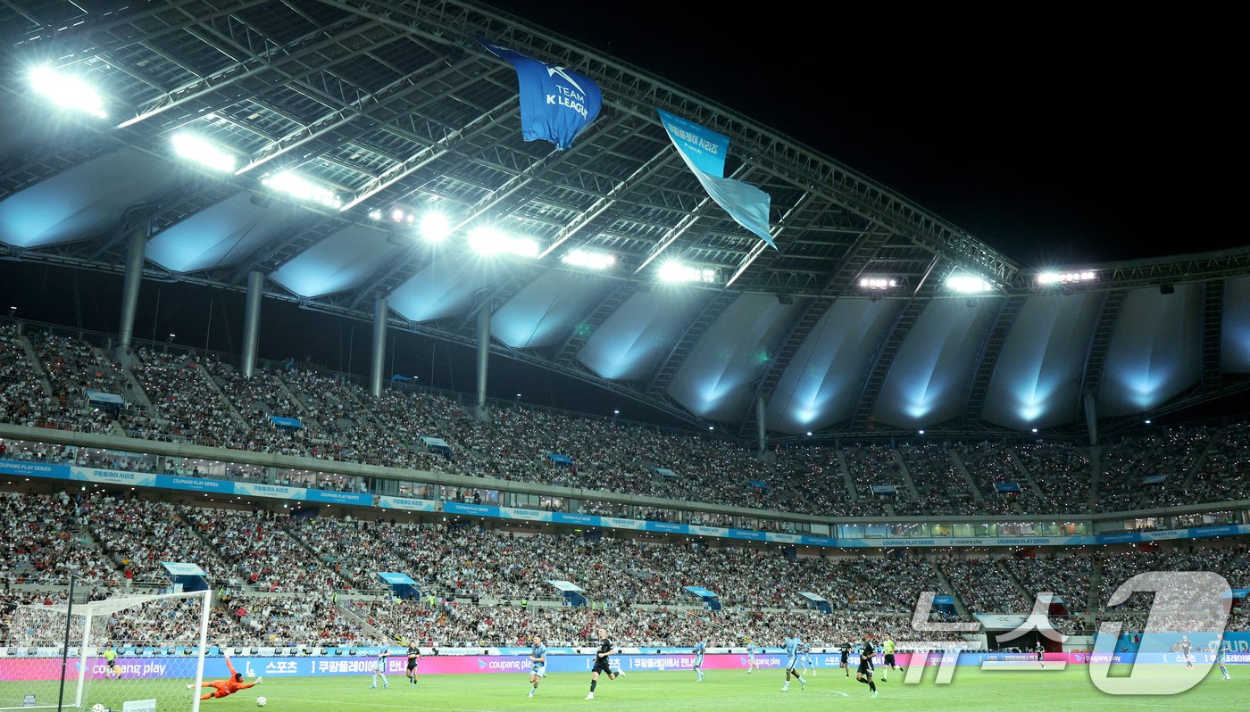 본문 이미지 - 31일 오후 서울 마포구 상암동 서울월드컵경기장에서 열린 쿠팡플레이 시리즈 1차전 토트넘 홋스퍼와 팀 K리그의 경기를 찾은 만원 관중들이 경기를 관람하고 있다. 2024.7.31/뉴스1 ⓒ News1 장수영 기자